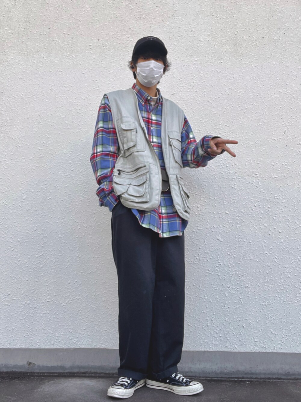 「おしゃれさんと繋がりたい、ブルー、ミニバッグ、古着、相互フォロー、古着コーデ、カジュアル、チェックシャツ、フィッシングベスト、ベスト、いいね、save、フォローお願いします🤑、古着MIX、ゆるコーデ、キャップ、ワイドパンツ」｜「CONVERSEのCONVERSE/コンバース CHUCK TAYLOR 70（スニーカー、ホワイト系）」を使った、ayumu【相互】さん（メンズ・178cm）の秋コーディネートの1枚目の写真