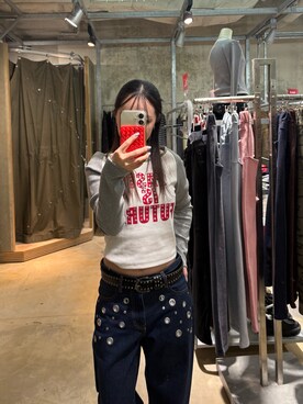 「WHO'S WHO gallery（フーズフーギャラリー）のスタースタッズラグランロゴトップス（Tシャツ/カットソー、グレー系）」を使った、mashiroさん（レディース・153cm）の冬コーディネート