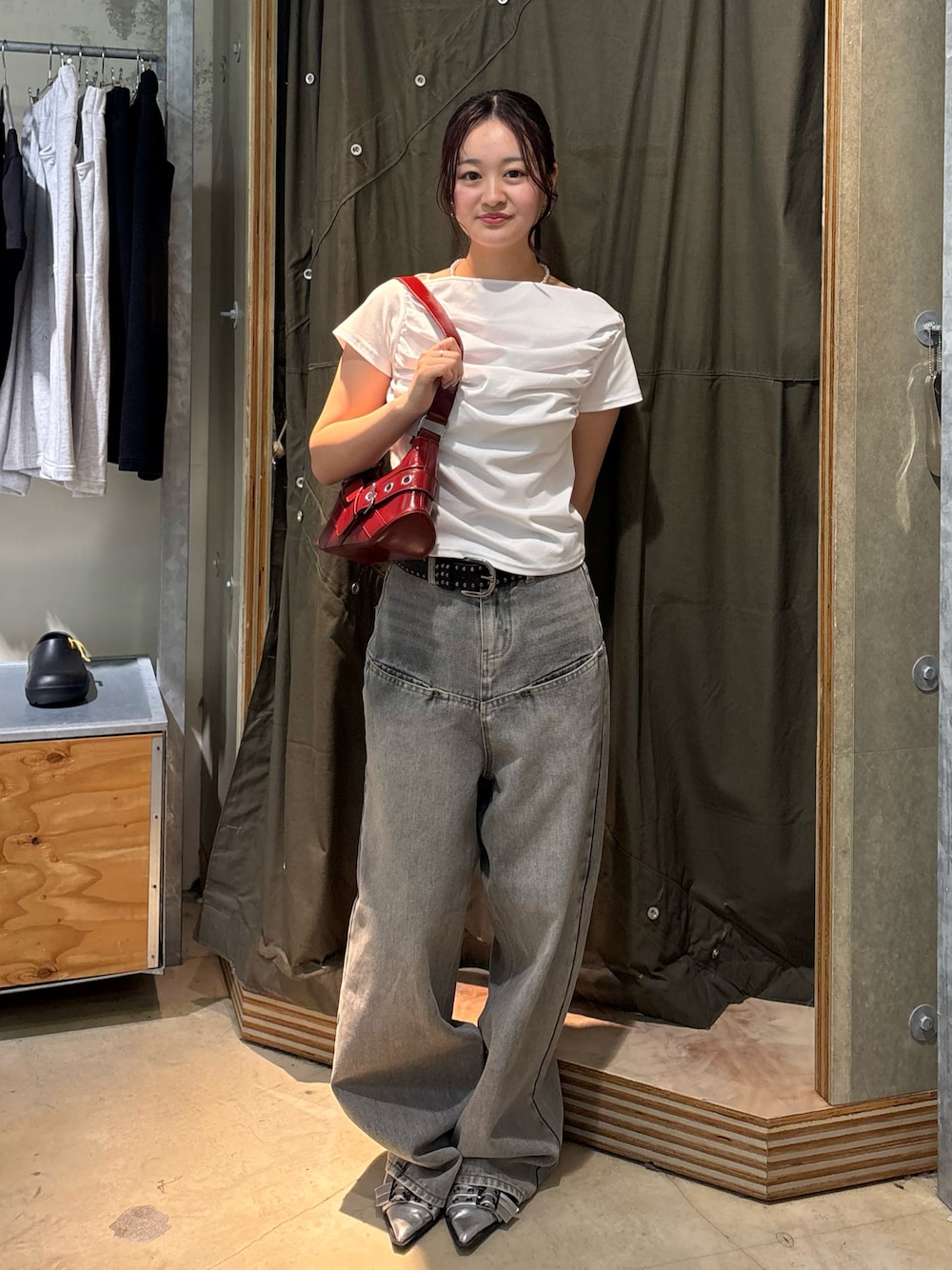 ホワイト系のTシャツ/カットソー、グレー系のデニムパンツ、レッド系のショルダーバッグを着用したレディースの春コーディネートの1枚目の写真