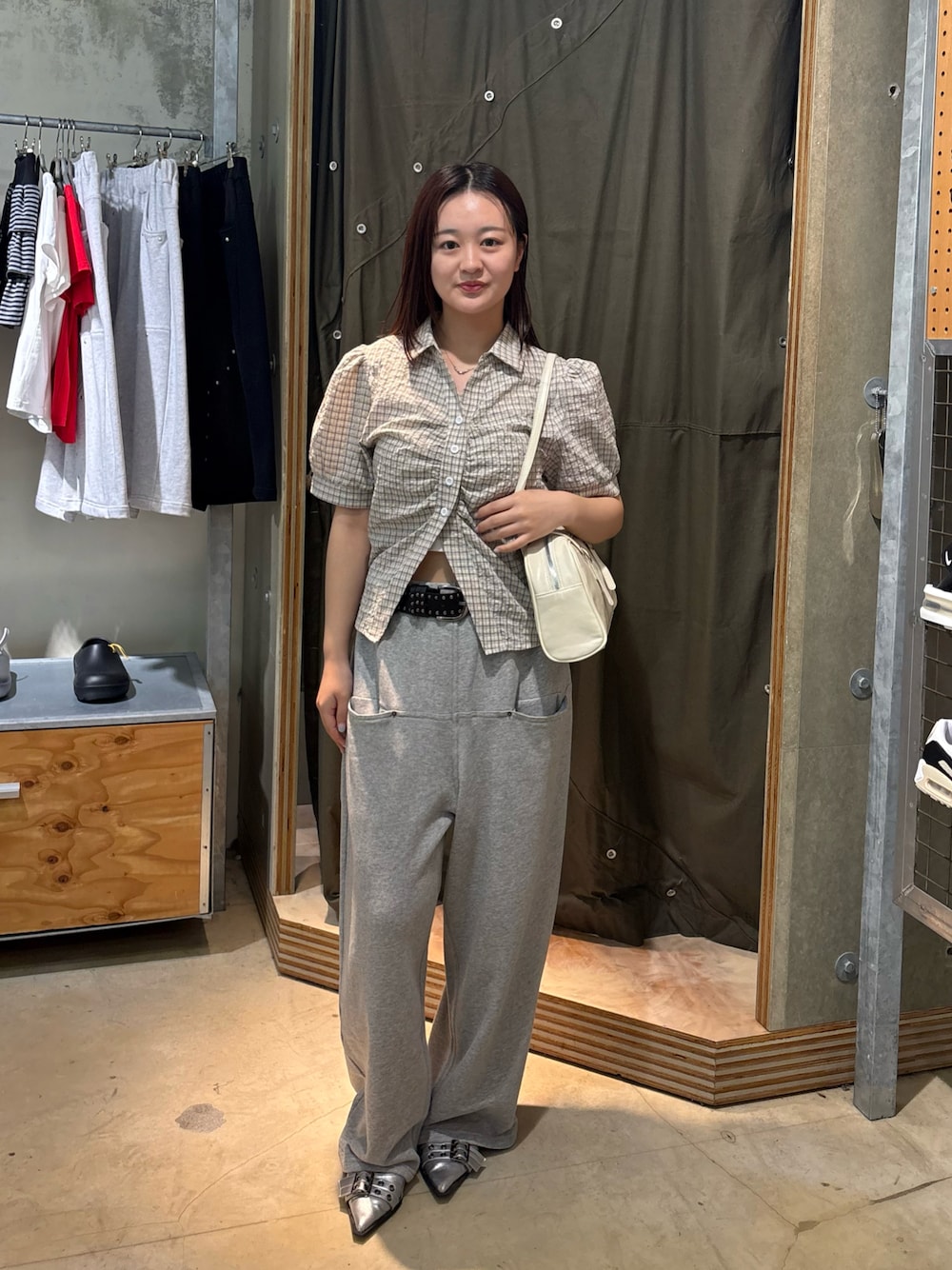 ホワイト系のシャツ/ブラウス、グレー系のスウェットパンツ、ホワイト系のショルダーバッグを着用したレディースの夏コーディネートの1枚目の写真