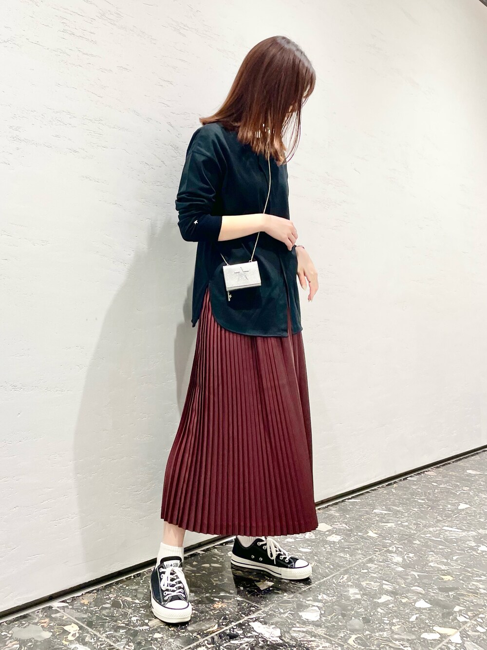 「プリーツスカート、サテンスカート、大人カジュアル、きれいめカジュアル、ロンT、コンバース、スカート、財布、CONVERSE TOKYO」｜「CONVERSE TOKYOのMIX2Wayトップス（Tシャツ/カットソー、ブラック系）」を使った、tomokaさん（レディース・165cm）の夏コーディネートの1枚目の写真