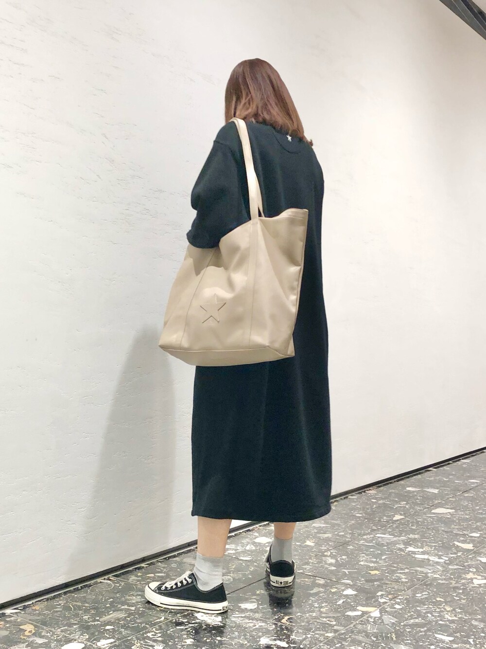 「大人カジュアル、きれいめカジュアル、ワンピース、ブラック、トートバック、ゆるコーデ、休日スタイル、秋のコーデ、スニーカー、コンバーストウキョウ、コンバース」｜「CONVERSE TOKYOのWハンドルエコレザートート（トートバッグ、ベージュ系）」を使った、tomokaさん（レディース・165cm）の夏コーディネートの1枚目の写真