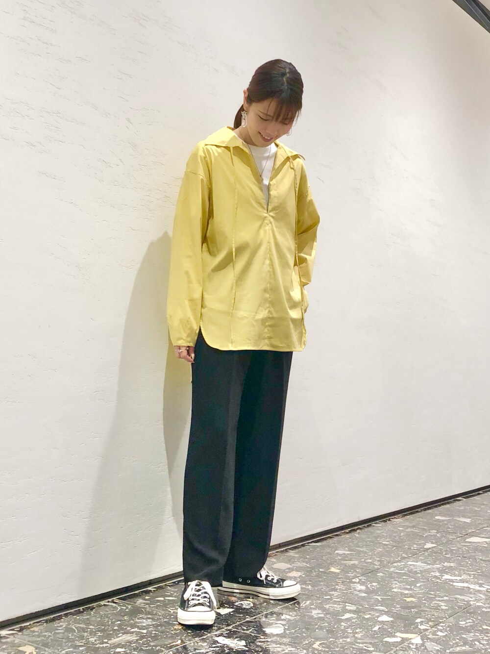 「シャツスタイル、イエロー、秋先取りコーデ、秋のコーデ、スキッパーシャツ、パンツスタイル、大人カジュアル、きれいめカジュアル、コンバース、スニーカー、CONVERSE TOKYO」｜「CONVERSEのCONVERSE コンバース オール スター ジャパン オックス / ALL STAR J OX (BLACK) 32167431（スニーカー、ブラック系）」を使った、tomokaさん（レディース・165cm）の夏コーディネートの1枚目の写真