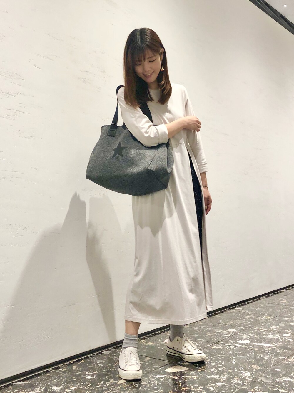 「ワンピース、夏コーデ、大人カジュアル、きれいめカジュアル、トートバッグ、ラクチンコーデ、プリーツワンピース、コンバース、スニーカー、CONVERSE TOKYO」｜「CONVERSEの【CONVERSE/コンバース】CANVAS ALL STAR COLORS OX:オールスターローカット（スニーカー、ホワイト系）」を使った、tomokaさん（レディース・165cm）の夏コーディネートの1枚目の写真