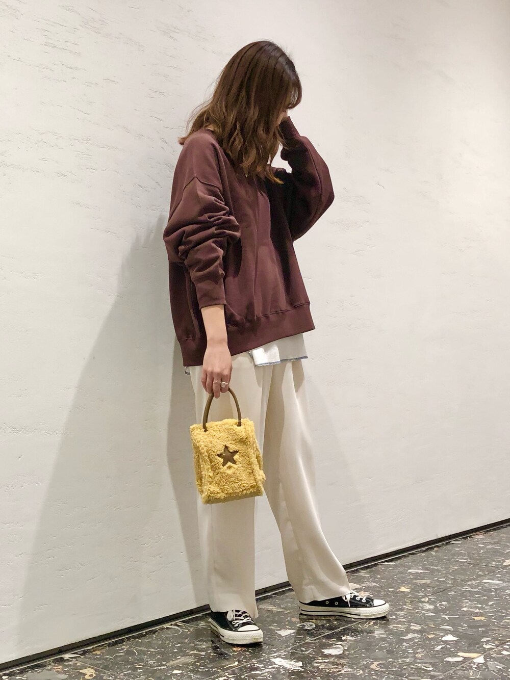 「スウェット、ブラウン、秋のコーデ、イエロー、ボア、レイヤード、テーパードパンツ、パンツスタイル、大人カジュアル、きれいめカジュアル、スニーカー、コンバース、CONVERSE TOKYO」｜「CONVERSE TOKYOのブランドロゴプリントスウェット（スウェット、グリーン系）」を使った、tomokaさん（レディース・165cm）の秋コーディネートの1枚目の写真