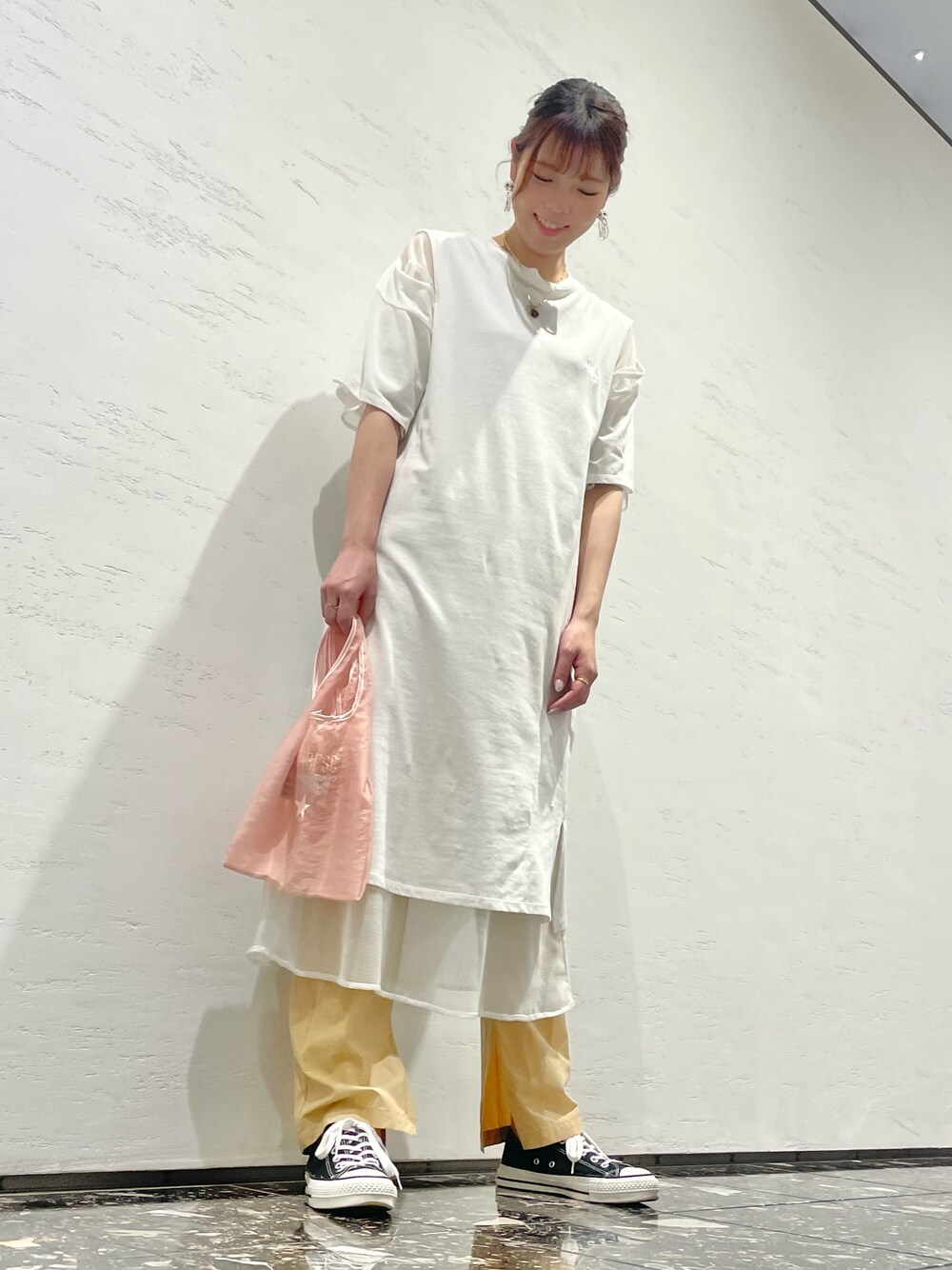 「夏コーデ、ワンピース、リバーシブル、メッシュ、パンツスタイル、シアー、大人カジュアル、ラクチンコーデ、コンバース、CONVERSE TOKYO」｜「CONVERSE TOKYOのレイヤードワンピース（ワンピース、ホワイト系）」を使った、tomokaさん（レディース・165cm）の夏コーディネートの1枚目の写真