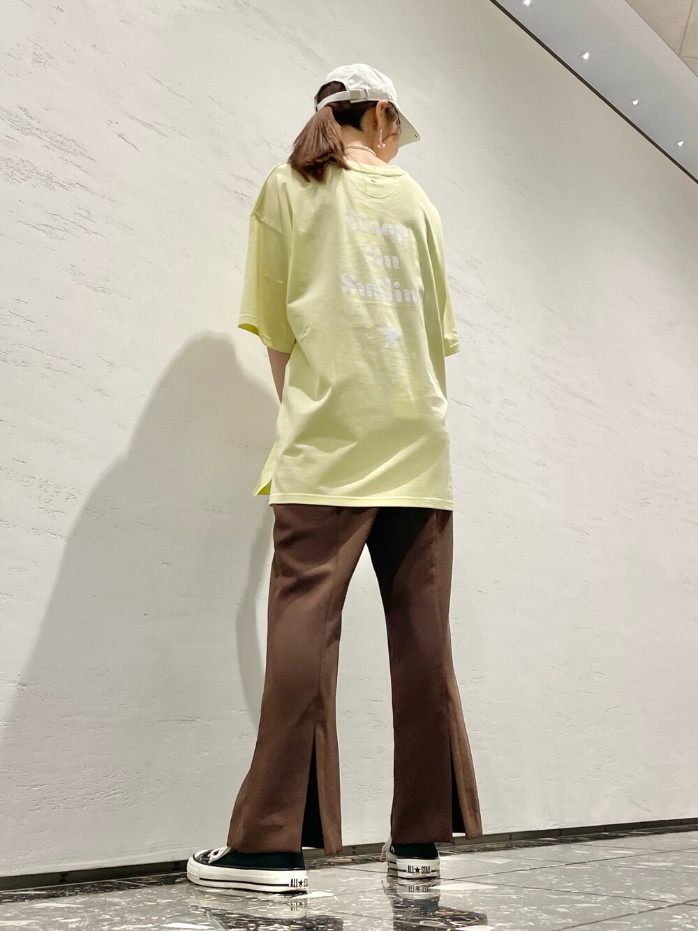 「夏コーデ、Tシャツ、ロゴT、キャップ、イエロー、フレアパンツ、大人カジュアル、コンバース、CONVERSE TOKYO、白スニーカー」｜「CONVERSE TOKYOのバックプリントメッセージTシャツ（Tシャツ/カットソー、イエロー系）」を使った、tomokaさん（レディース・165cm）の夏コーディネートの1枚目の写真