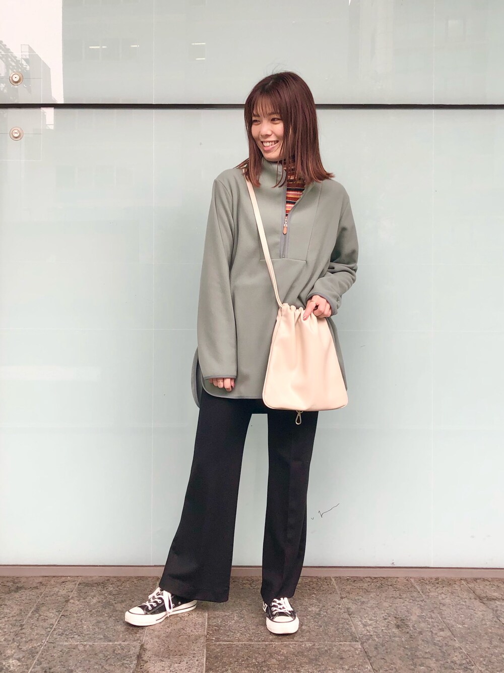 「ゆるコーデ、大人カジュアル、あったかコーデ、フレアパンツ、フリース、グリーン、大人女子、ハイネック、秋のコーデ、コンバース、スニーカー、CONVERSE TOKYO」｜「CONVERSE TOKYOのボアハーフジッププルオーバー（スウェット、グリーン系）」を使った、tomokaさん（レディース・165cm）の秋コーディネートの1枚目の写真