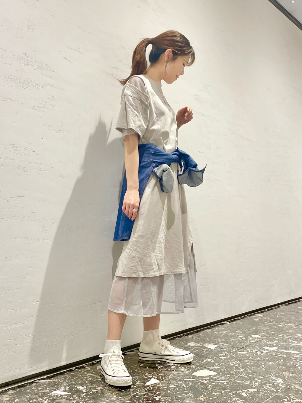 「ワンピース、シンプルコーデ、デニムシャツ、グレー、大人カジュアル、夏コーデ、ラクチンコーデ、スニーカー、コンバース、CONVERSE TOKYO」｜「CONVERSE TOKYOのレイヤードワンピース-2（ワンピース、グレー系）」を使った、tomokaさん（レディース・165cm）の夏コーディネートの1枚目の写真