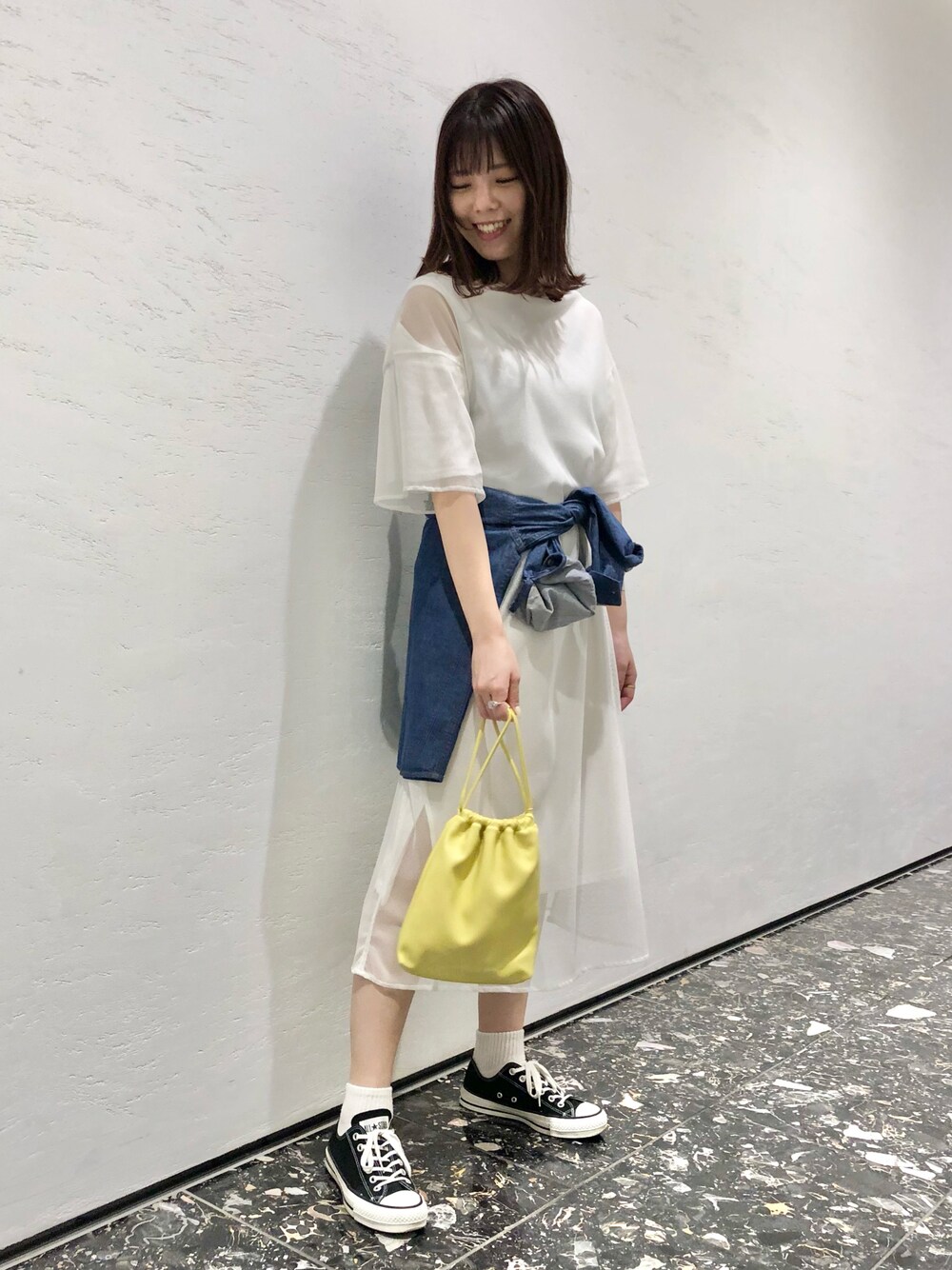「休日コーデ、ワンピース、イエロー、ホワイト、デニムシャツ、リバーシブル、大人カジュアル、ラクチンコーデ、CONVERSE TOKYO、コンバース」｜「CONVERSE TOKYOのドロストエコレザーショルダー（ショルダーバッグ、イエロー系）」を使った、tomokaさん（レディース・165cm）の夏コーディネートの1枚目の写真