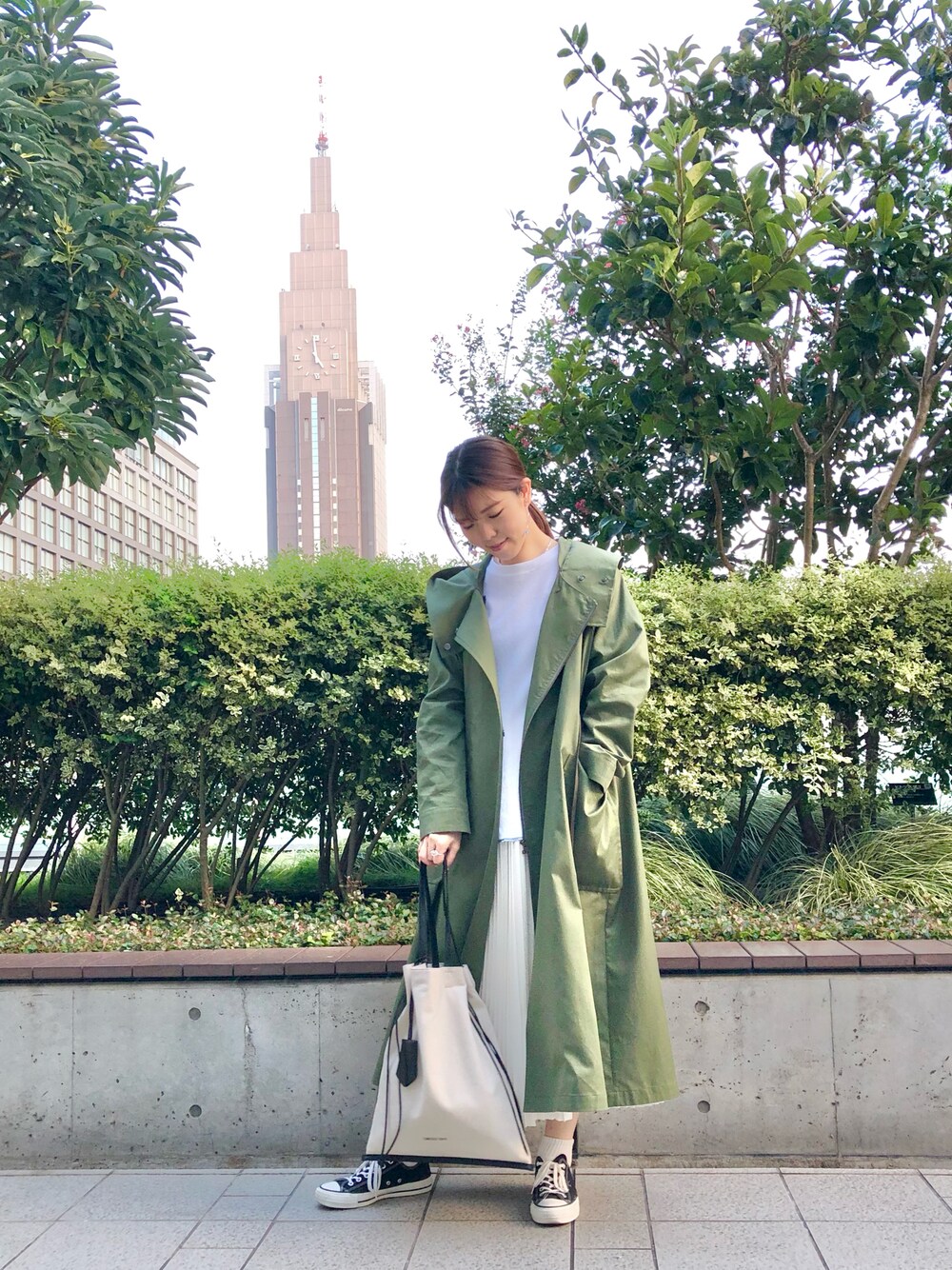 「ロングコート、コート、サテンスカート、スカートスタイル、大人カジュアル、秋のコーデ、休日コーデ、コンバース、スニーカー、CONVERSE TOKYO」｜「CONVERSE TOKYOのフードロングコート（その他アウター、グリーン系）」を使った、tomokaさん（レディース・165cm）の秋コーディネートの1枚目の写真