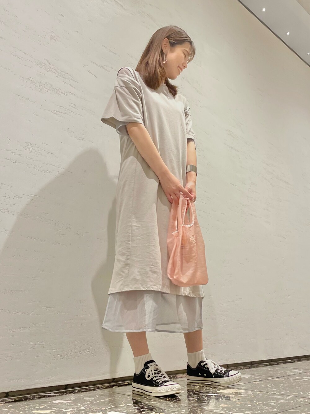 「ワンピース、メッシュ、グレー、休日スタイル、シンプル、淡色コーデ、大人カジュアル、コンバース、CONVERSE TOKYO、スニーカー」｜「CONVERSE TOKYOのシアーロゴ刺繍コンビニバッグ（トートバッグ、ピンク系）」を使った、tomokaさん（レディース・165cm）の夏コーディネートの1枚目の写真