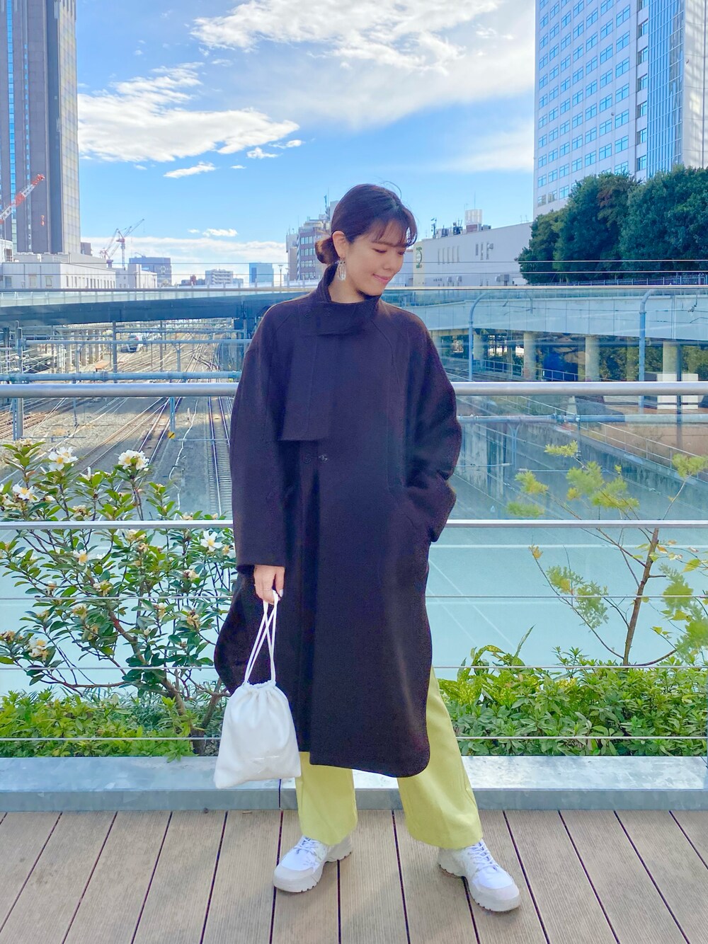 「クリスマスに着たい服、冬コーデ、カジュアルコーデ、コート、フレアパンツ、ブラウン、イエロー、巾着バッグ、コンバース、大人カジュアル、きれいめカジュアル、大人コーデ、CONVERSE TOKYO」｜「CONVERSE TOKYOのドロストエコレザーショルダー（ショルダーバッグ、ホワイト系）」を使った、tomokaさん（レディース・165cm）の冬コーディネートの1枚目の写真