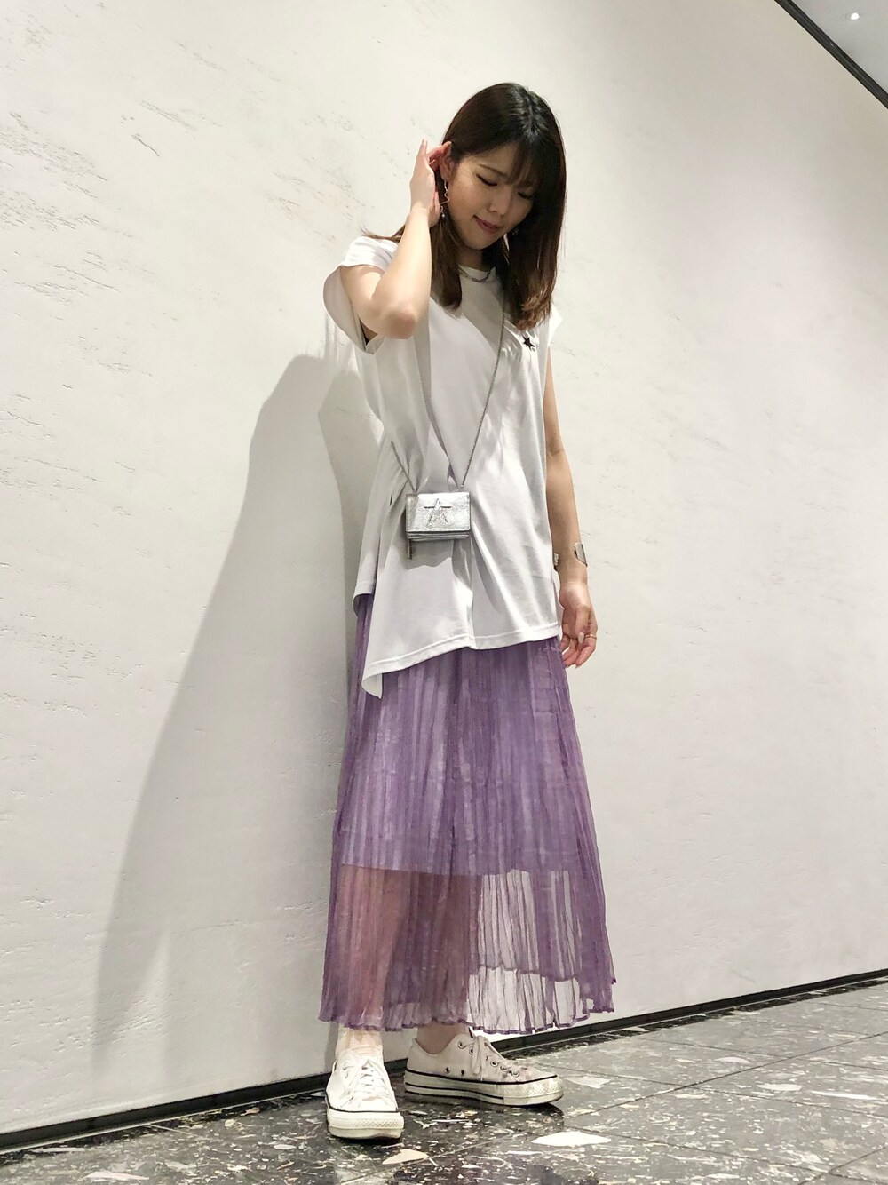 「Tシャツ、夏コーデ、大人カジュアル、プリーツスカート、財布、ラクチンコーデ、ゆるコーデ、スニーカー、コンバース、CONVERSE TOKYO」｜「CONVERSE TOKYOの袖スターカットTシャツ（Tシャツ/カットソー、ホワイト系）」を使った、tomokaさん（レディース・165cm）の夏コーディネートの1枚目の写真