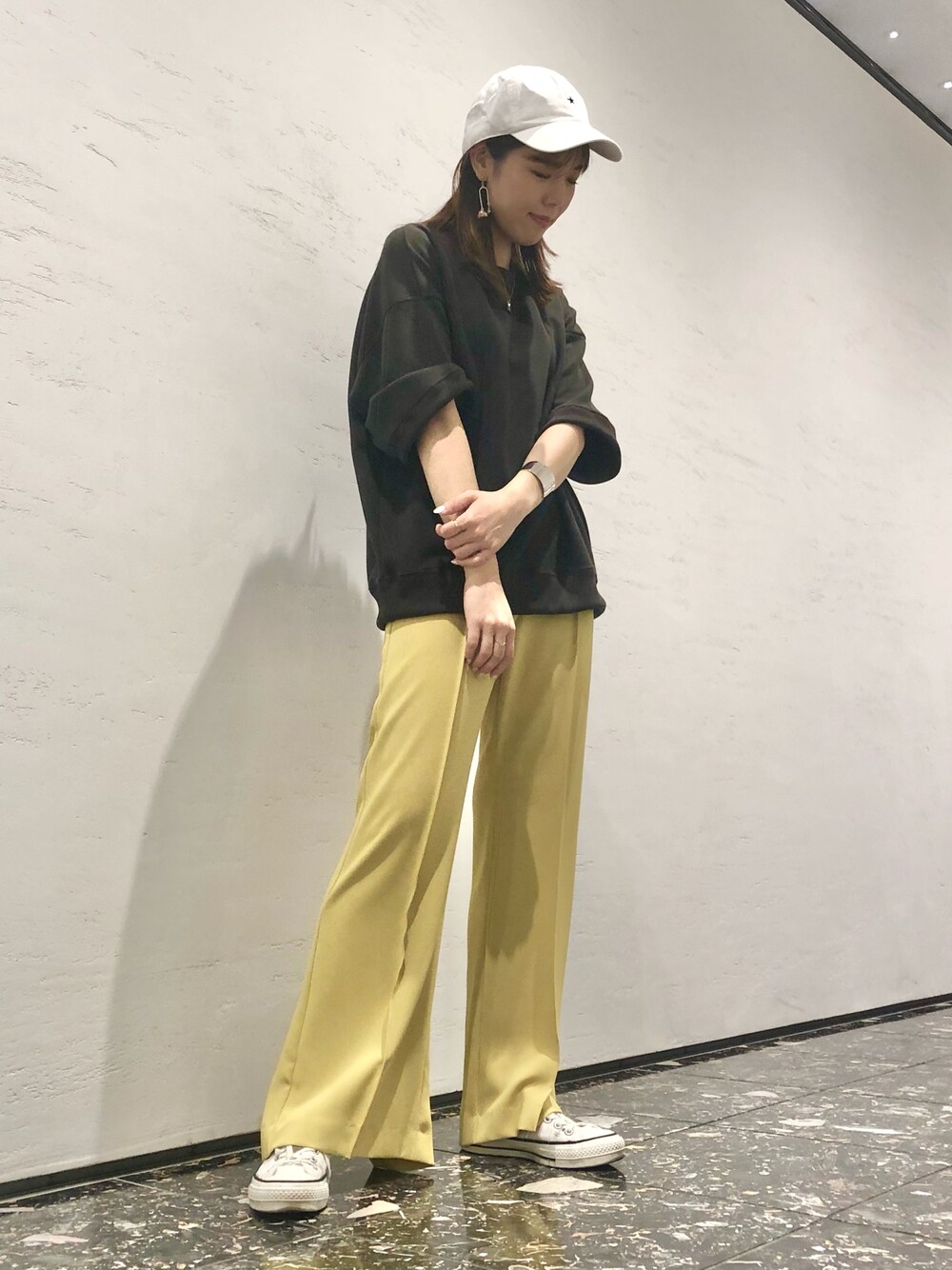 「夏コーデ、オーバーサイズ、ゆるコーデ、大人カジュアル、キャップ、休日コーデ、フレアパンツ、きれいめカジュアル、コンバース、CONVERSE TOKYO」｜「CONVERSE TOKYOのツイルスターキャップ（キャップ、ホワイト系）」を使った、tomokaさん（レディース・165cm）の夏コーディネートの1枚目の写真