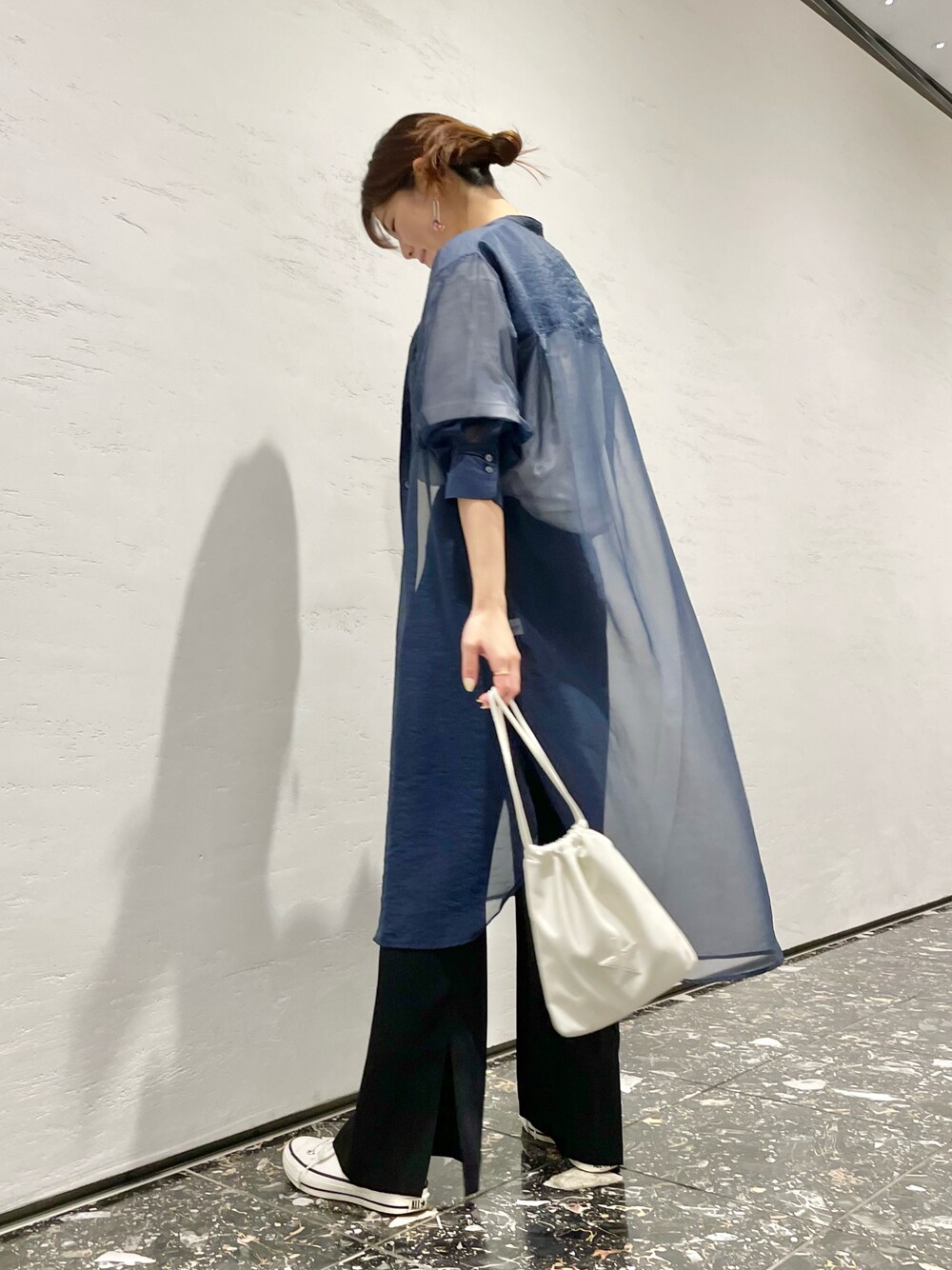 「夏コーデ、シアーシャツ、オーガンジー、シャツスタイル、フレアパンツ、大人カジュアル、きれいめカジュアル、コンバース、CONVERSE TOKYO、スニーカー」｜「CONVERSE TOKYOのドロストエコレザーショルダー（ショルダーバッグ、ホワイト系）」を使った、tomokaさん（レディース・165cm）の夏コーディネートの1枚目の写真