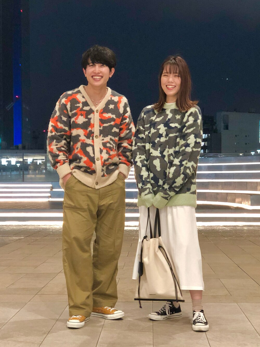 「休日コーデ、大人カジュアル、ニット、カーディガン、カモフラ、スニーカーコーデ、冬コーデ、ペアルック、スニーカー、コンバース、CONVERSE TOKYO、マイベストコーデ2021」｜「CONVERSE TOKYOのアイテム（パンツ、ベージュ系）」を使った、tomokaさん（レディース・165cm）の冬コーディネートの1枚目の写真