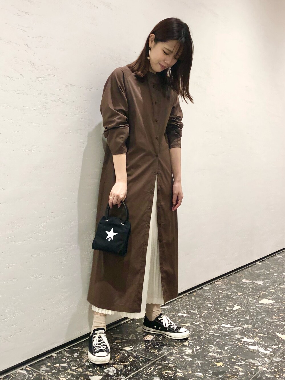 「秋のコーデ、大人コーデ、大人カジュアル、きれいめカジュアル、秋トレンド2021、ワンピース、プリーツスカート、サテン、シンプルスタイル、コンバース、CONVERSE TOKYO」｜「CONVERSE TOKYOのキャンバスショッパー(S)（ショルダーバッグ、ブラック系）」を使った、tomokaさん（レディース・165cm）の秋コーディネートの1枚目の写真