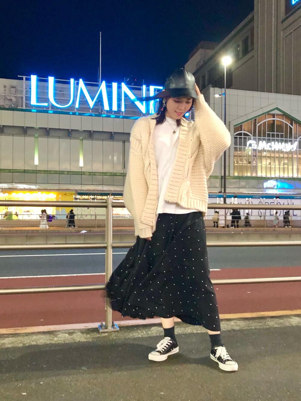「カーディガン、ニットカーディガン、キャップ、フレアスカート、大人カジュアル、オトナ女子、休日コーデ、ロングスカート、コンバース、CONVERSE TOKYO、スニーカー」｜「CONVERSE TOKYOのローゲージスターカーディガン（カーディガン/ボレロ、ホワイト系）」を使った、tomokaさん（レディース・165cm）の秋コーディネートの1枚目の写真
