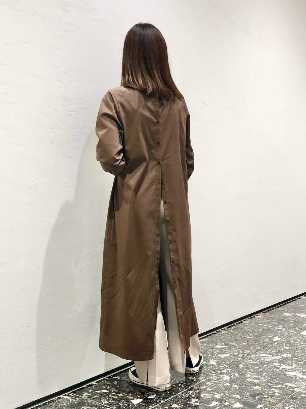 「ワンピース、大人カジュアル、秋のコーデ、きれいめカジュアル、ブラウン、レイヤードスタイル、フレアパンツ、コンバース、CONVERSE TOKYO」｜「CONVERSEのCONVERSE コンバース オール スター J オックス / ALL STAR J OX（スニーカー、ブラック系）」を使った、tomokaさん（レディース・165cm）の秋コーディネートの1枚目の写真