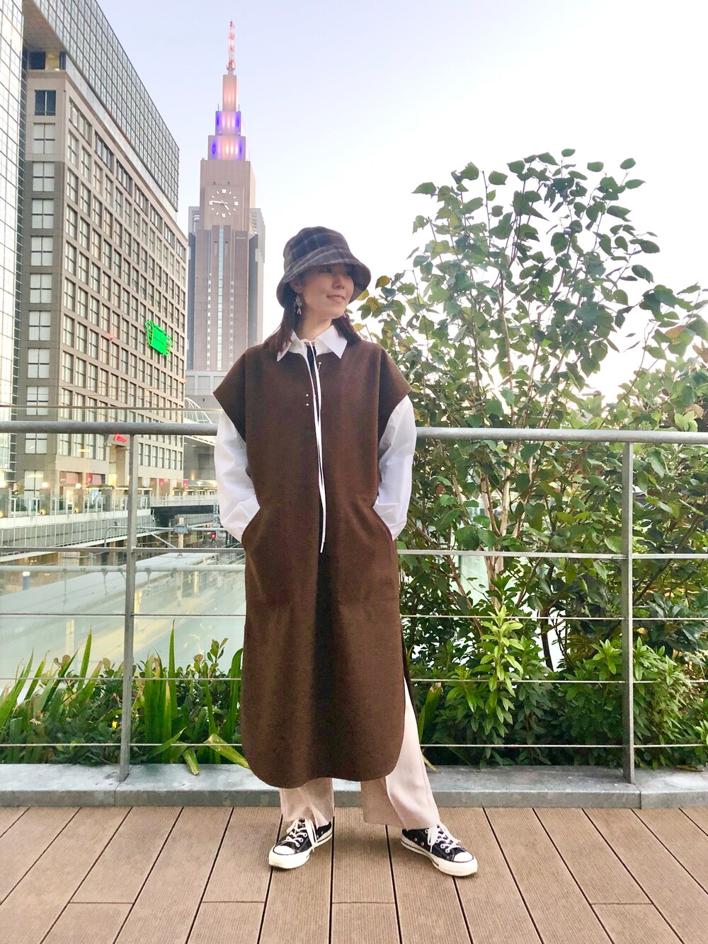 「チェック、コンバース、ワンピース、白シャツ、秋のコーデ、大人カジュアル、休日コーデ、大人女子、フレアパンツ、シャツスタイル、バケットハット、CONVERSE TOKYO、カフタンワンピ、レイヤードスタイル」｜「CONVERSEの【CONVERSE/コンバース】CANVAS ALLSTAR J OX:オールスターローカット（スニーカー、ブラック系）」を使った、tomokaさん（レディース・165cm）の秋コーディネートの1枚目の写真