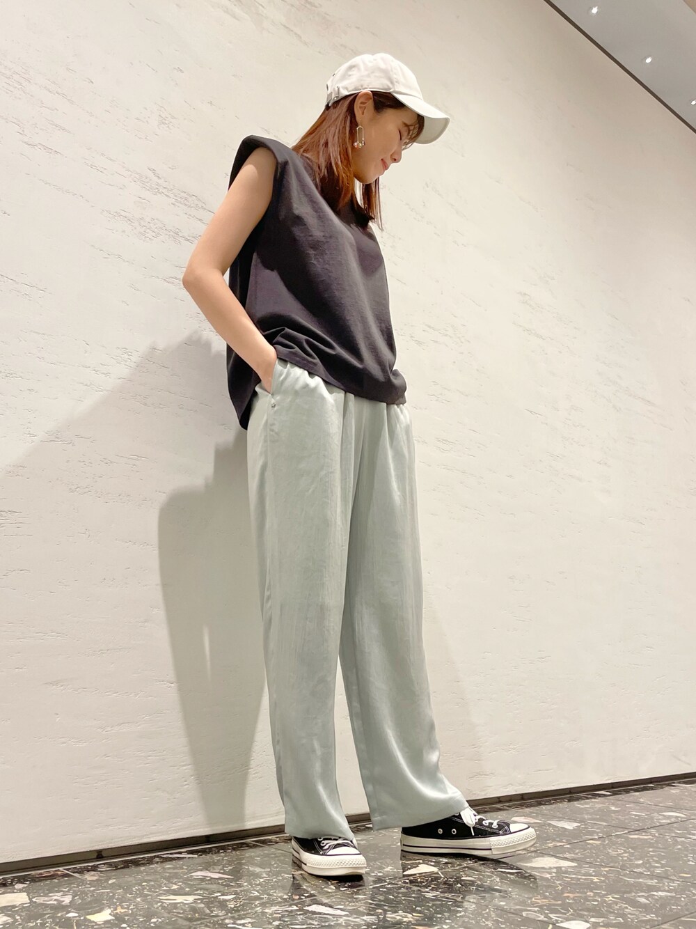「大人カジュアル、夏コーデ、パワーショルダー、サテンパンツ、ミントグリーン、ペールトーン、キャップ、スニーカー、コンバース、CONVERSE TOKYO」｜「CONVERSE TOKYOのアイテム（トップス、グレー系）」を使った、tomokaさん（レディース・165cm）の夏コーディネートの1枚目の写真