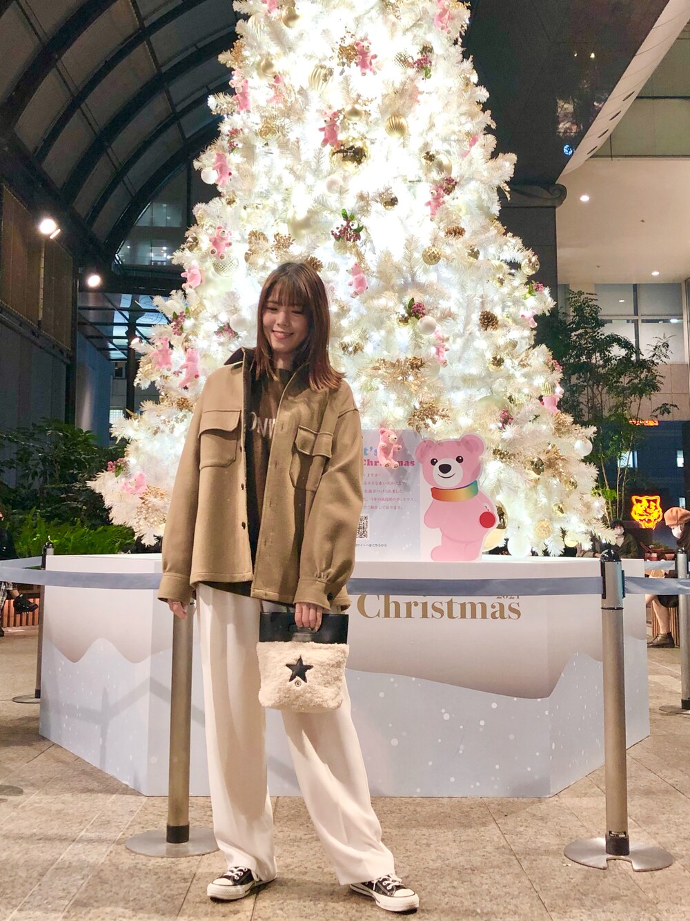 「シンプルコーデ、スニーカーコーデ、冬コーデ、きれいめカジュアル、大人カジュアル、レイヤードスタイル、大人コーデ、コンバース、CONVERSE TOKYO、ゆったりコーデ、スニーカー」｜「CONVERSE TOKYOのメルトンCPOシャツ（シャツ/ブラウス、イエロー系）」を使った、tomokaさん（レディース・165cm）の冬コーディネートの1枚目の写真