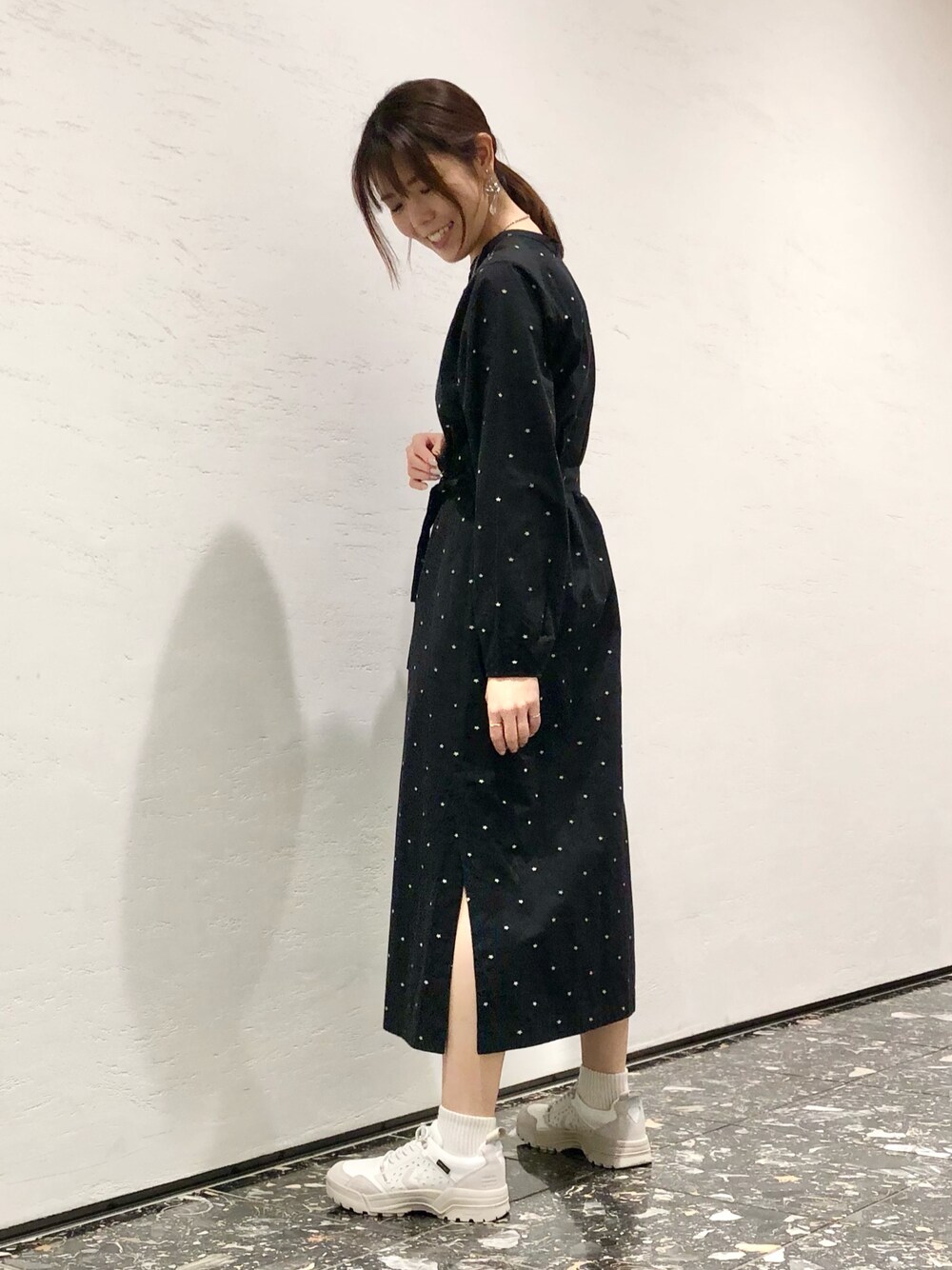 「秋のコーデ、休日スタイル、ワンピース、星柄、ブラック、ロングシャツ、ロングシャツワンピ、スニーカー、コンバース、CONVERSE TOKYO」｜「CONVERSE TOKYOのアイテム（シャツワンピース、ブラック系）」を使った、tomokaさん（レディース・165cm）の秋コーディネートの1枚目の写真