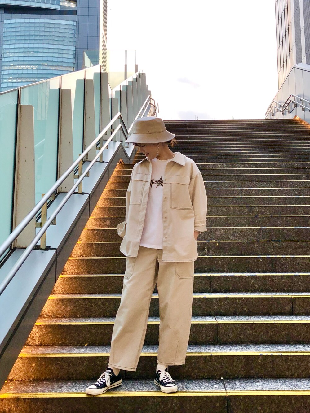 「セットアップ、秋服準備はじめました、休日スタイル、チノパン、ジャケット、ハット、レオパード、大人カジュアル、コンバース、スニーカー、CONVERSE TOKYO」｜「CONVERSE TOKYOのエコレザーバケットハット（ハット、ベージュ系）」を使った、tomokaさん（レディース・165cm）の秋コーディネートの1枚目の写真