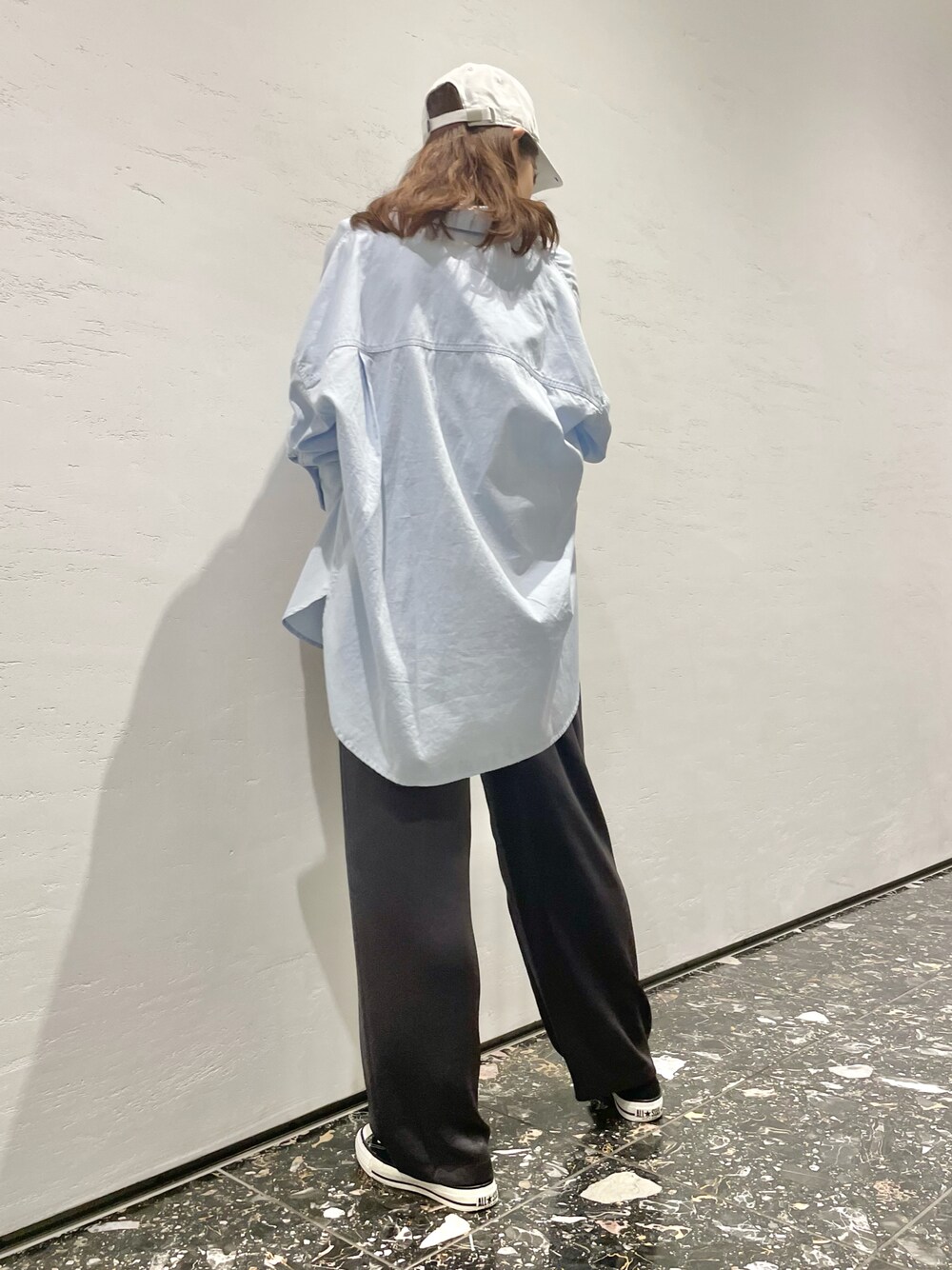 「大人カジュアル、夏コーデ、シャツスタイル、サテンパンツ、キャップ、ゆるコーデ、ブルー、コンバース、CONVERSE TOKYO」｜「CONVERSE TOKYOのユマンシュカサテンパンツ（その他パンツ、グレー系）」を使った、tomokaさん（レディース・165cm）の夏コーディネートの1枚目の写真