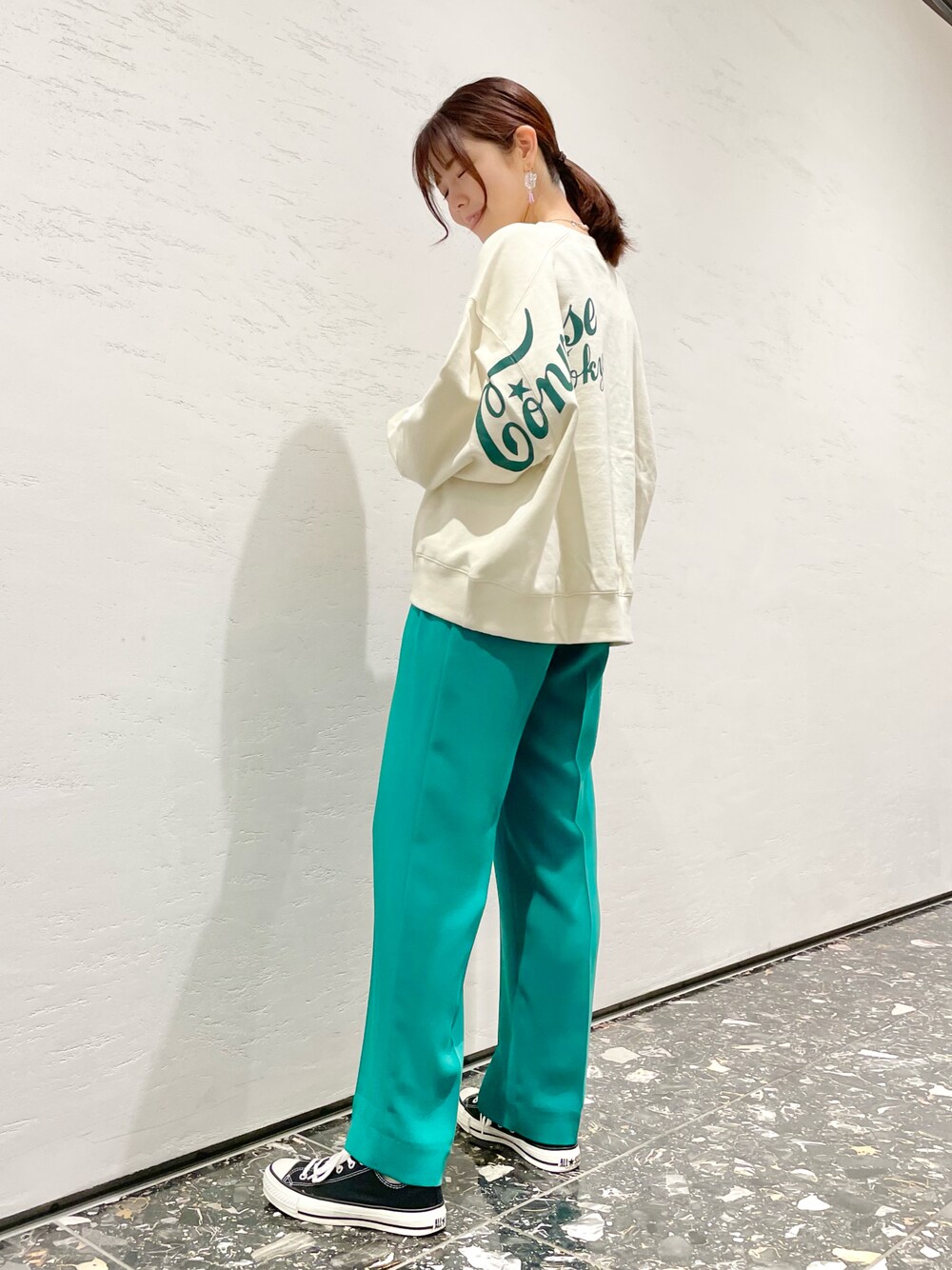 「グリーン、スウェット、大人カジュアル、きれいめカジュアル、大人コーデ、秋コーデ、コンバース、CONVERSE TOKYO」｜「CONVERSE TOKYOのダブルクロススラックス（スラックス、グリーン系）」を使った、tomokaさん（レディース・165cm）の夏コーディネートの1枚目の写真