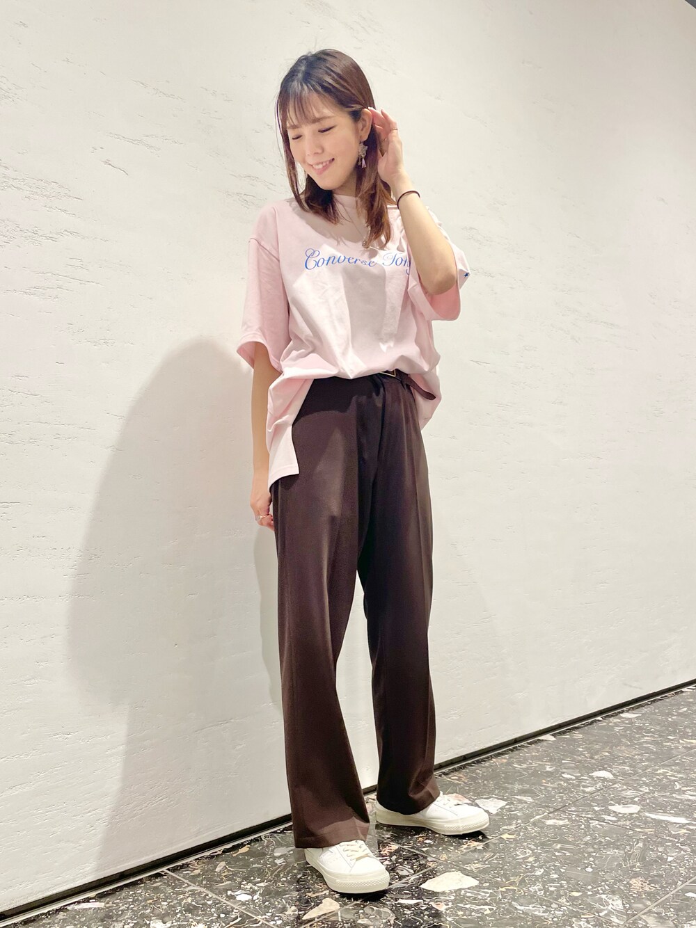 「ピンク、ビッグシルエット、Tシャツ、ストレッチパンツ、パンツスタイル、夏コーデ、大人カジュアル、きれいめカジュアル、コンバース、CONVERSE TOKYO」｜「CONVERSE TOKYOのフロントロゴビッグTシャツ（Tシャツ/カットソー、ピンク系）」を使った、tomokaさん（レディース・165cm）の夏コーディネートの1枚目の写真