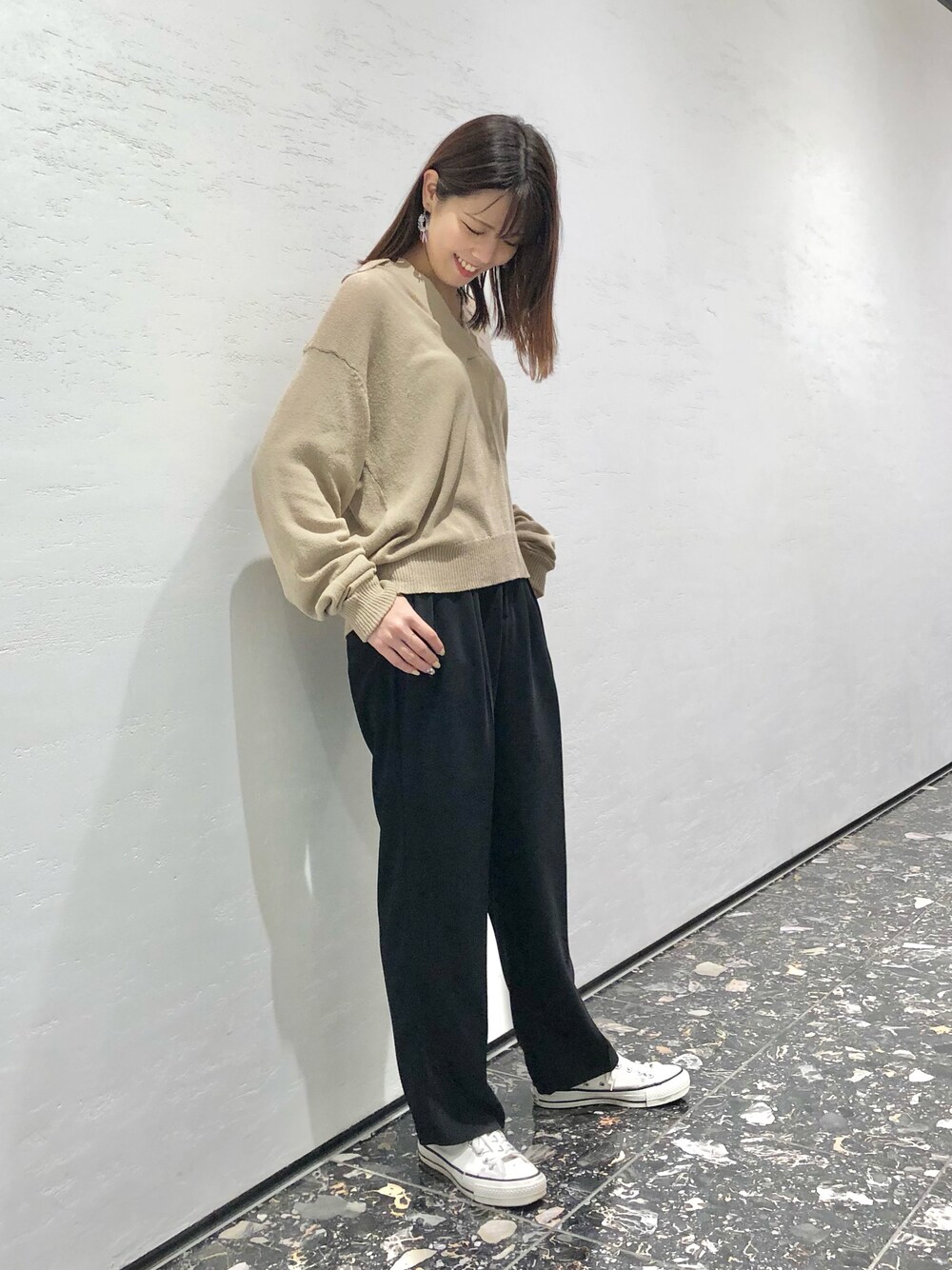 「ニット、ポロシャツ、秋のコーデ、秋色、ブラック、大人カジュアル、きれいめカジュアル、大人女子、コンバース、CONVERSE TOKYO」｜「CONVERSE TOKYOのダブルクロススラックス（スラックス、ブラック系）」を使った、tomokaさん（レディース・165cm）の夏コーディネートの1枚目の写真