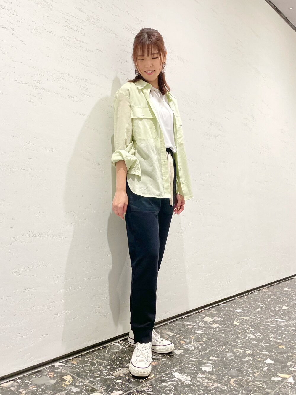 「シャツスタイル、スウェットパンツ、グリーン、秋服準備はじめました、きれいめカジュアル、大人カジュアル、パンツスタイル、コンバース、CONVERSE TOKYO、コンバーストウキョウ」｜「CONVERSE TOKYOの異素材切り替えスウェットパンツ（その他パンツ、ブラック系）」を使った、tomokaさん（レディース・165cm）の夏コーディネートの1枚目の写真
