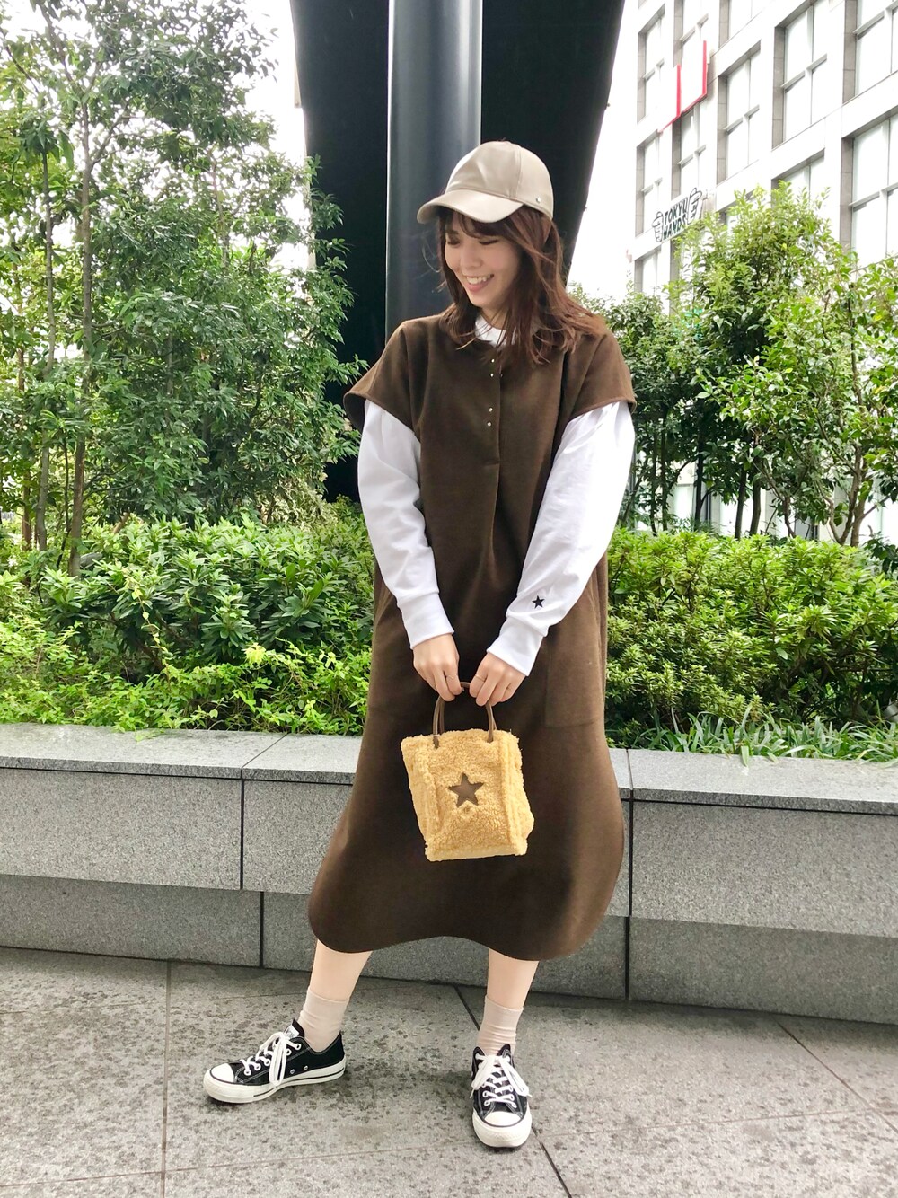 「だから秋服が好き、カフタンワンピ、ワンピース、レイヤードスタイル、キャップ、ボア、ブラウン、スニーカー、大人カジュアル、きれいめカジュアル、オトナ女子、コンバース、CONVERSE TOKYO」｜「CONVERSE TOKYOのボアショッパーバッグ(S)（ショルダーバッグ、イエロー系）」を使った、tomokaさん（レディース・165cm）の秋コーディネートの1枚目の写真