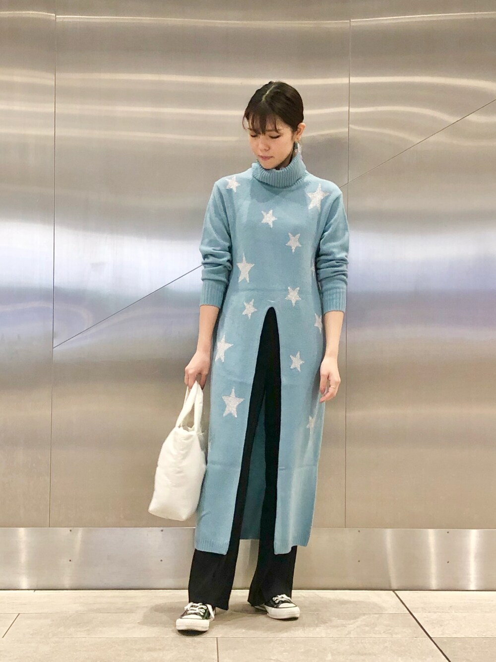 「ワンピース、ニットワンピース、フレアパンツ、だから秋服が好き、オトナ女子、きれいめカジュアル、秋コーデ、パンツスタイル、スニーカー、コンバース、CONVERSE TOKYO」｜「CONVERSE TOKYOのクッションショルダートート（トートバッグ、ホワイト系）」を使った、tomokaさん（レディース・165cm）の秋コーディネートの1枚目の写真