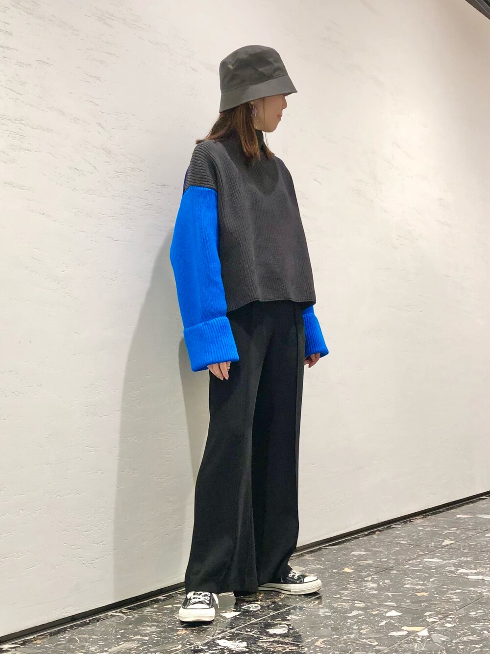「大人カジュアル、カラーニット、ニット、ブルー、フレアパンツ、パンツスタイル、バケットハット、秋トレンド2021、ゆるコーデ、コンバース、CONVERSE TOKYO」｜「CONVERSE TOKYOのTOKYOツイルバケットハット（ハット、グレー系）」を使った、tomokaさん（レディース・165cm）の秋コーディネートの1枚目の写真