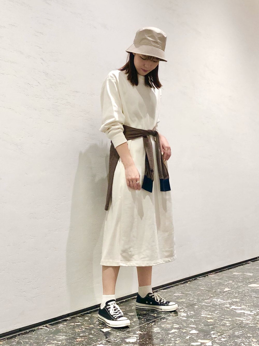 「ワンピース、バケットハット、ボーダー、大人カジュアル、大人コーデ、秋色、秋のコーデ、スニーカー、CONVERSE TOKYO、コンバース」｜「CONVERSE TOKYOのTOKYOツイルバケットハット（ハット、グレー系）」を使った、tomokaさん（レディース・165cm）の夏コーディネートの1枚目の写真