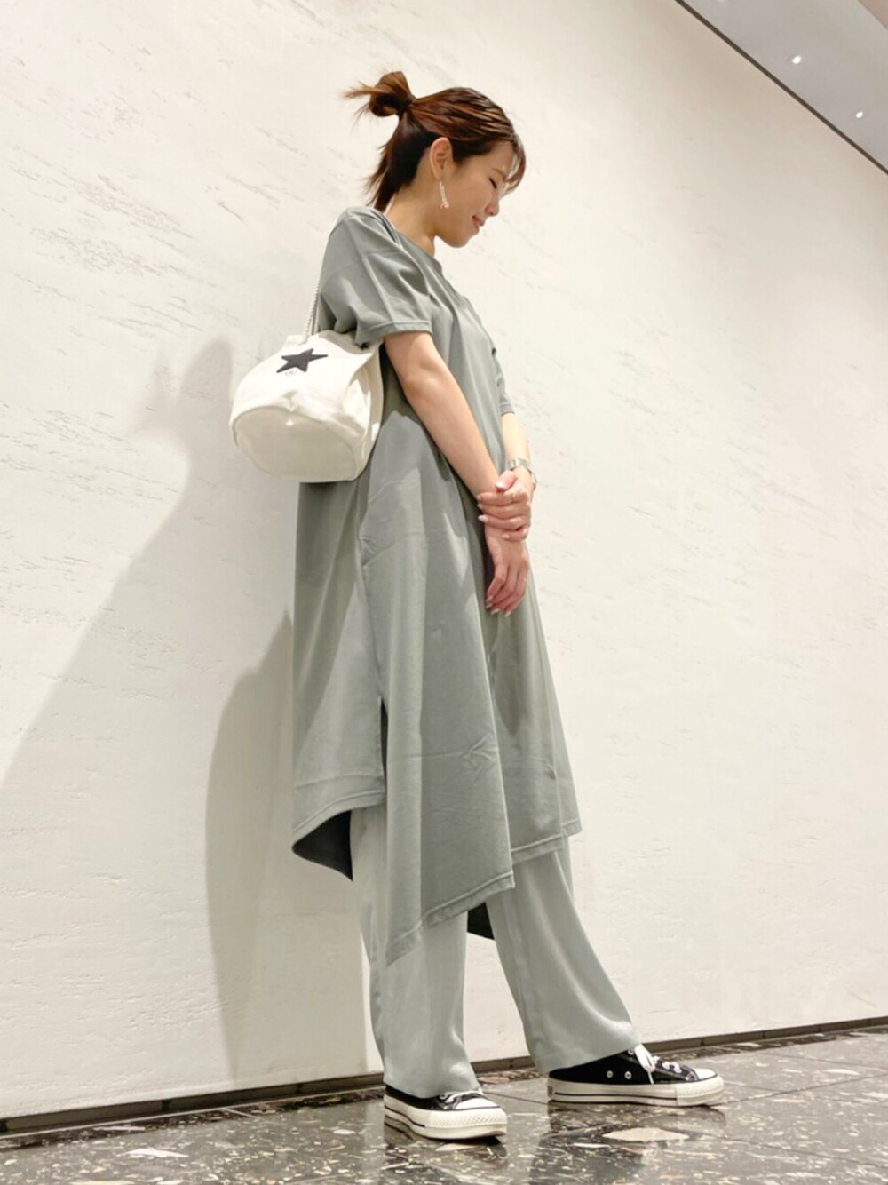 「レイヤードスタイル、ワンピース、サテンパンツ、カジュアルコーデ、大人カジュアル、夏コーデ、ミントグリーン、コンバース、CONVERSE TOKYO、スニーカー」｜「CONVERSE TOKYOのキャンバスバケットバッグ（ショルダーバッグ、ホワイト系）」を使った、tomokaさん（レディース・165cm）の夏コーディネートの1枚目の写真