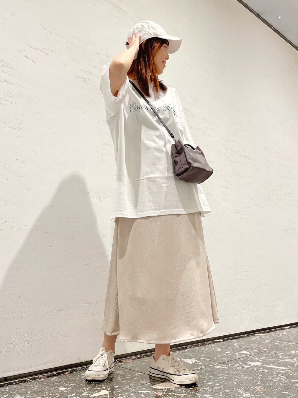 「Tシャツ、夏コーデ、キャップ、サテンスカート、大人カジュアル、大人女子、休日スタイル、コンバース、CONVERSE TOKYO」｜「CONVERSE TOKYOのTOKYOツイルキャップ（キャップ、ホワイト系）」を使った、tomokaさん（レディース・165cm）の夏コーディネートの1枚目の写真