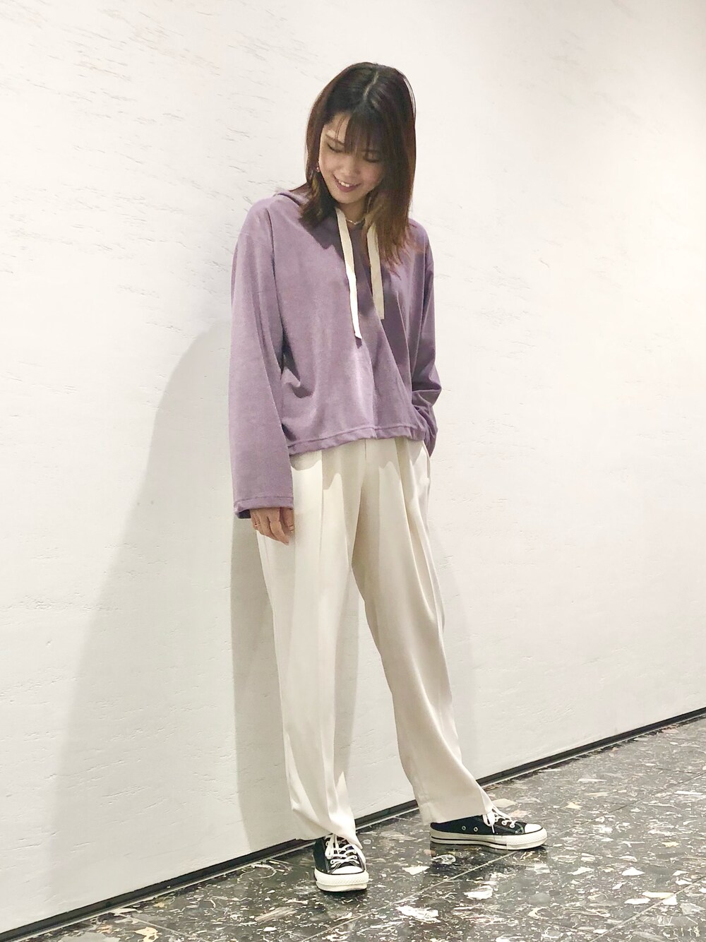 「パイル、大人カジュアル、リラックススタイル、秋のコーデ、カジュアル、ゆるコーデ、パンツスタイル、フーディー、コンバース、CONVERSE TOKYO」｜「CONVERSE TOKYOのダブルクロススラックス（スラックス、ホワイト系）」を使った、tomokaさん（レディース・165cm）の秋コーディネートの1枚目の写真