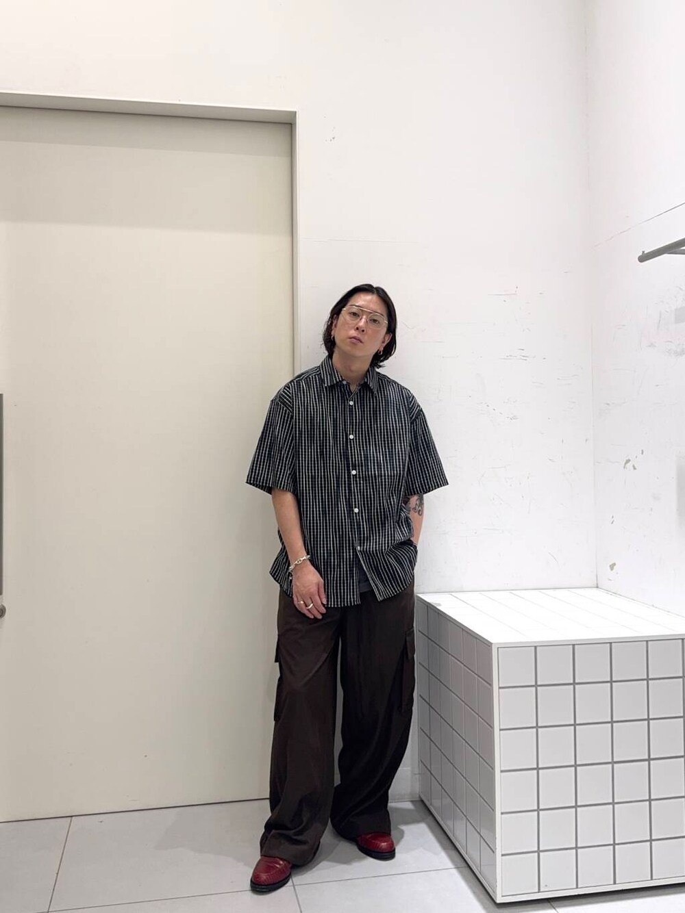 ブラック系のシャツ/ブラウス、グリーン系のその他パンツを着用したメンズの夏コーディネートの1枚目の写真