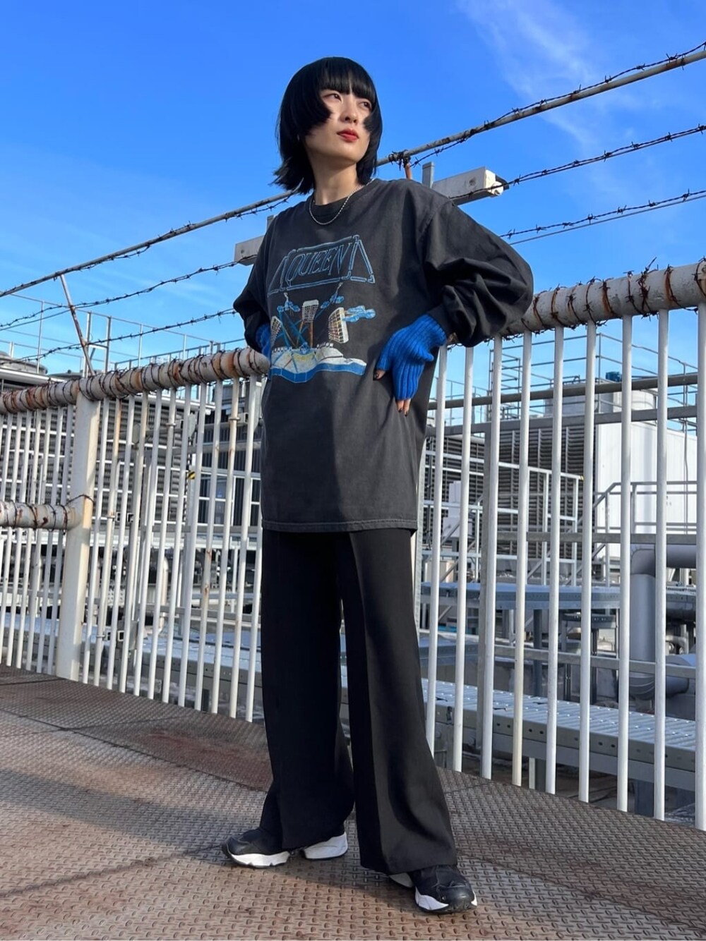 グレー系のTシャツ/カットソー、ブラック系のその他パンツ、ブルー系のアームカバーを着用したレディースの秋コーディネートの1枚目の写真