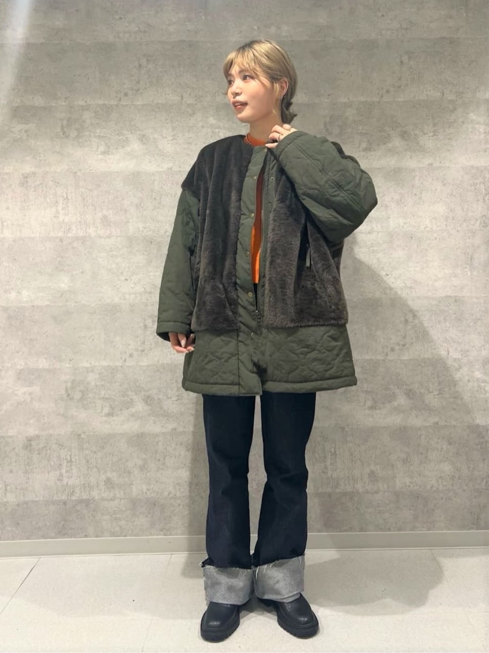 「秋冬コーデ、休日スタイル、ビッグシルエット、ニット、オレンジニット、ハミルトン、デニム、ロールアップ、ファー、キルティング、キルティングジャケット、大人カジュアル、FREDY&GLOSTER、ショート丈トップス」｜「fredy emueのファー×キルトコート（ダウンジャケット/コート、グリーン系）」を使った、FREDY&GLOSTER stylingさん（レディース・165cm）の秋コーディネートの1枚目の写真