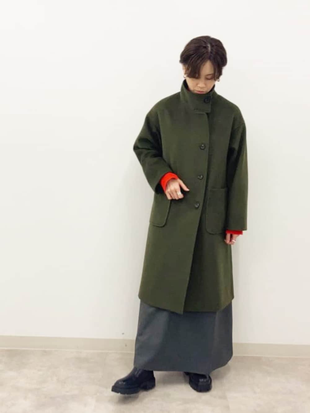 「クリスマスに着たい服、ロングワンピース、赤、休日スタイル、きれいめカジュアル、ニット、冬コーデ、ミリタリー、オトナ女子、ロングコート、スタンドカラー、オトナカジュアル、高身長女子、FREDY&GLOSTER」｜「fredy emueのウールライクフレアージャンスカ（ジャンパースカート、グレー系）」を使った、FREDY&GLOSTER stylingさん（レディース・164cm）の冬コーディネートの1枚目の写真