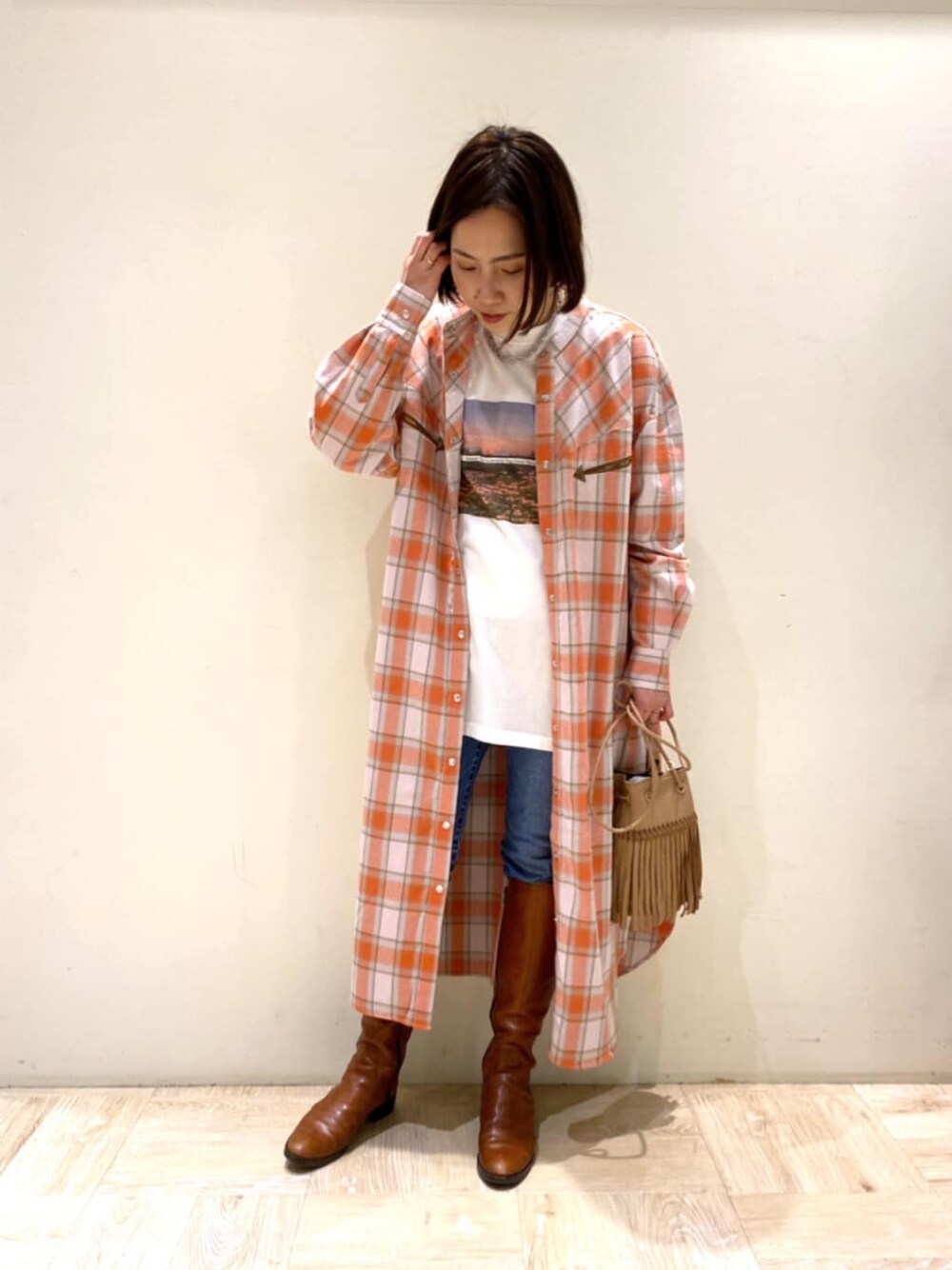 レッド系のTシャツ/カットソー、イエロー系のシャツワンピース、シルバー系のネックレスを着用したレディースの冬コーディネートの1枚目の写真