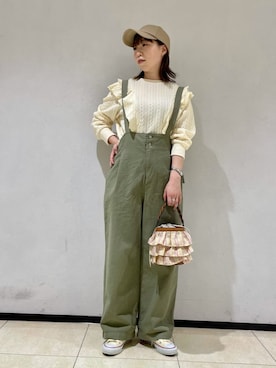 「フリルトップス」｜「アイテム（サロペット/オーバーオール）」を使った、FREDY&GLOSTER stylingさん（レディース・160cm）の冬コーディネート
