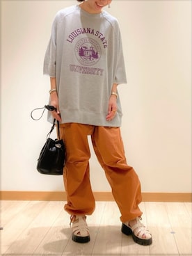 「アイテム（カーゴパンツ、イエロー系）」を使った、FREDY&GLOSTER stylingさん（レディース・154cm）の夏コーディネート