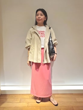 「トングサンダル」｜「アイテム（マウンテンパーカー）」を使った、FREDY&GLOSTER stylingさん（レディース・160cm）の春コーディネート