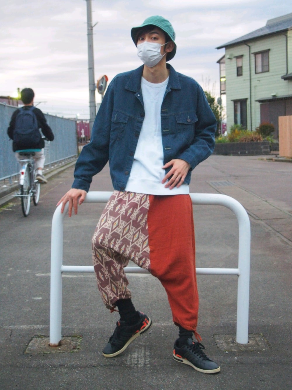 「青、ブルー、秋コーデ、デニムジャケット、スウェット、ハット、スニーカー、Amina、alphaindustries、adidas、古着」｜「Aminaのアイテム（パンツ、ブラウン系）」を使った、ゆういさん（メンズ・181cm）の秋コーディネートの1枚目の写真